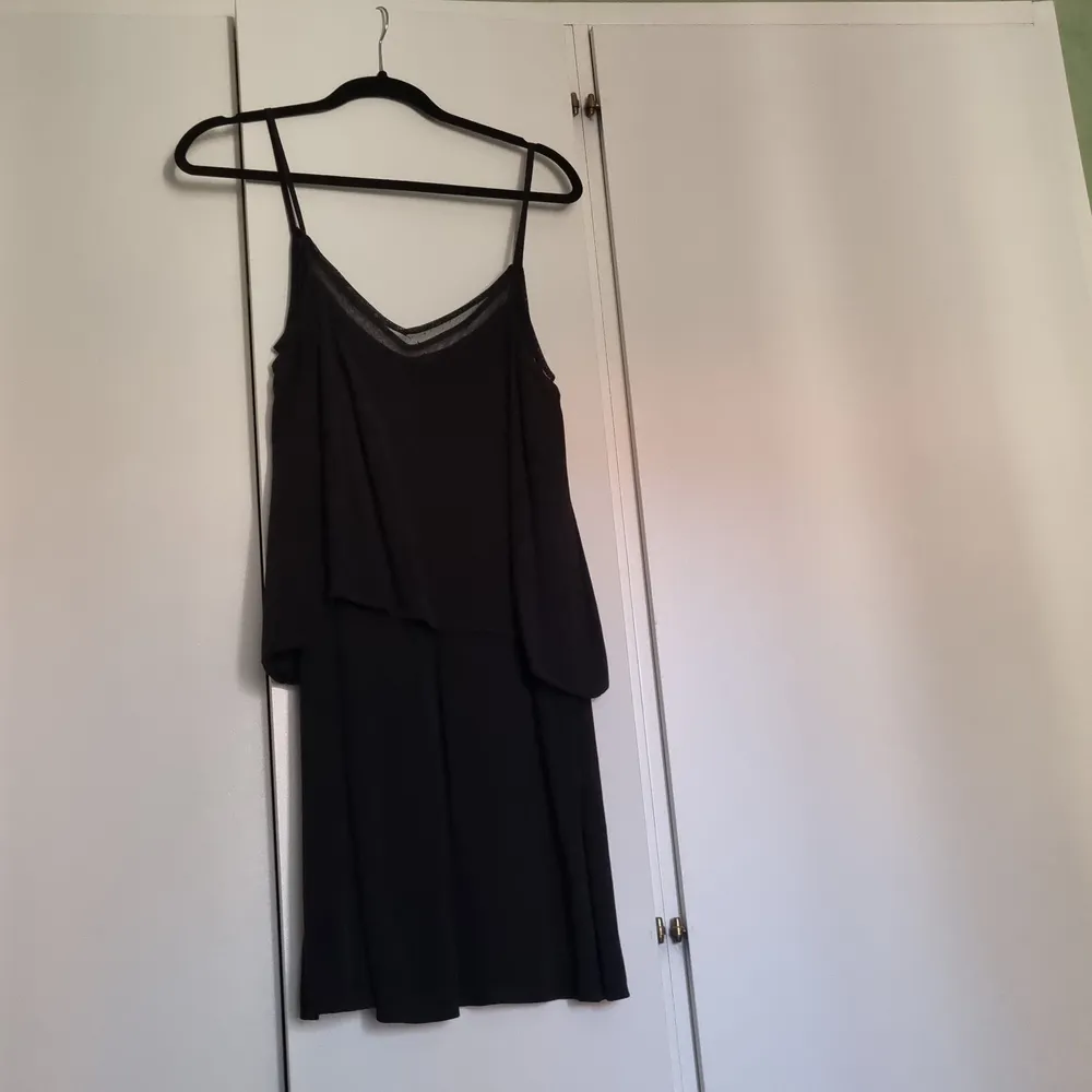 Superskön liten svart klänning, perfekt för sommaren, endast använd 1 gång. Klänningar.