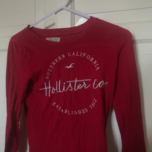 Röd långärmad hollistertopp❤️⚡️ - Superfin men för liten för mig tyvärr💛😭💕⚡️