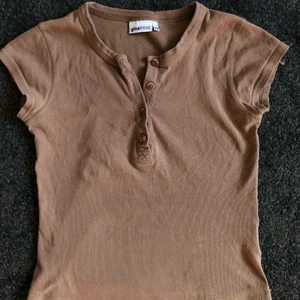 Brun t-shirt med knappar - Gullig tight t-shirt med knappar i storlek xs