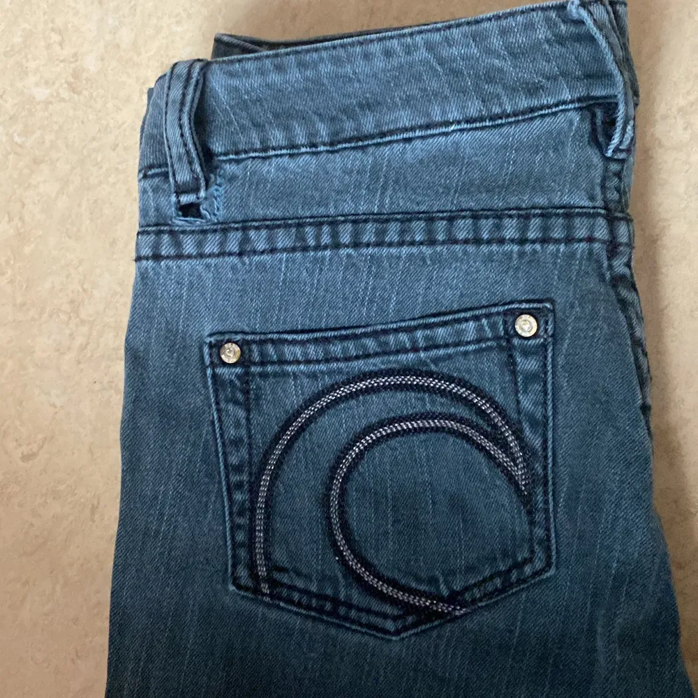 Säljer dessa lågmidjade jeans ärvda av min farmor då dem sitter för tajt i min midja och jag behöver pengar, jeansen är använda av min farmor många gånger men dem är tvättade 2 gånger och är i bra skick förutom ett litet hål där uppe, fin design och dem finns inte i butik längre!❤️. Jeans & Byxor.