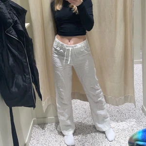 Linnebyxor  - Säljer dessa jättefina linnebyxor från a-dsgn💕 dom är i strl medium men tycker att dom passar mer till någon som är s. Första bilden är min egen den andra är lånad. Kontakta för frågor 💕  budgivning pågår så kontakta för att lägga bud 