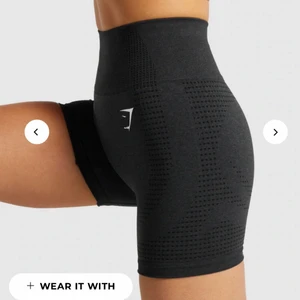 Gymshark shorts - Säljer dessa tre Gymshark shorts 🖤💛🤍 Använda fåtal gånger! Super snygga och populära. Nypris 449kr/styck. Få alla tre för 950kr. Köp ett par för 350kr.