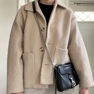 Monki jacka - Beige jacka från monki som är köpt på Plick men aldrig använd. Storlek S. Hör av er för fler frågor!💗 (köparen står för frakten 66kr)