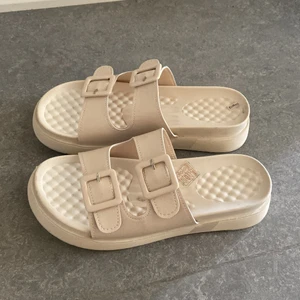 Tofflor - Helt nya tofflor med platå som aldrig använts pga för små. Verkligen så fina till sommaren önska att jag returnera dom i tid, skynda fynda!! Passar en i storlek 39 kanske till och med 38! 