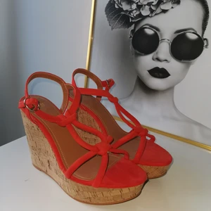 Kilklack - Röd/korallfärgade kilklackskor från HM. strl 39. Oanvända