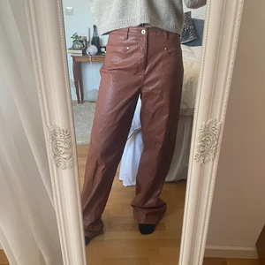 Skinn/läder byxor - Säljer dessa brun/beiga ”läder” byxor från zara.
