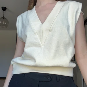 Sweater väst - I princip helt ny sweater väst från Gina! Är ganska oversize på mig som har s, så passar xs-m beroende på vilken fit man vill ha. Superfin, säljer pga har inte kommit till användning! priset är exklusive frakt⭐️