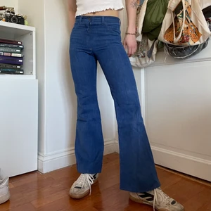70s 70-tal mörkblå vintage bottcut jeans - Härligaste vintage 70-tals mörkblåa utsvängda bootcut jeansen 👖 Inte är de bara hur snygga som helst, men de passar till allt! Babytee och sneakers eller en skjorta och boots! Min favoritdetalj är att knappen har små stjärnor på sig! 🌟 Skriv för nått :)