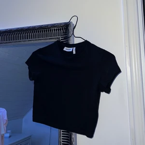 Croppad svart tröja - Tröja från Weekday som använts 1 gång, storlek S, passar xs också! Säljs för 70kr🥰