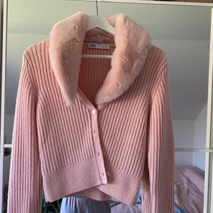 Zara kofta med päls krage  - använt en gång bara, knappen har ramlat av (den medföljer), det går att sy ihop jättelätt 