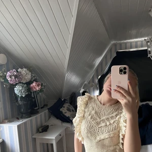 Zara topp - Jätte snygg topp från zara som tyvär inte kommer till så mycket användning. Inga skador eller hål, nyskick. Jag har vanligtvis xs men passar perfekt!