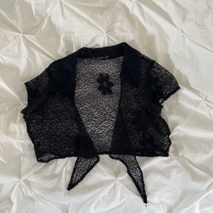 Festtopp  - Väldigt fin liten topp som man knyter, kan bäras över tex ett linne eller klänning💕  !!!KOLLA MIN BIO INNAN NI SKRIVER T MIG!!!