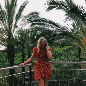 Shein omlott klänning - Fin omlottklänning från Shein, sparsamt använd. Storlek L men passar en M enligt mig. Jag är 1.70 och den är lite åt det kortare hållet på mig. Frakt tillkommer! 