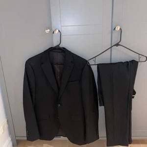 Riley kostym i utmärkt skick  - En svart kostym från Riley, både kavaj och byxor. Använd endast en gång. Byxorna storlek 50 och kavajen storlek 48.  Nypris ca 3000 kr.