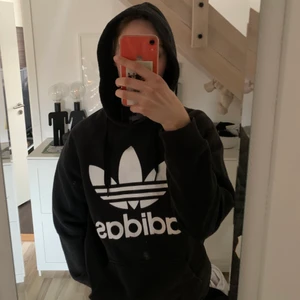 Adidas Originals Hoodie - svart adidas originals hoodie köpt på adidasbutiken i MoS (för längesen) 🖤 lite ”slapp” fit och är true to size då jag vanligtvis är en M 😇 använd så lite sliten men ändå bra skick! 