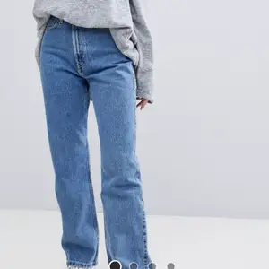 Super snygga jeans från Weekday i storlek 24/32, blivit för små för mig! Köp för 90kr+frakt! Skriv för fler bilder💕