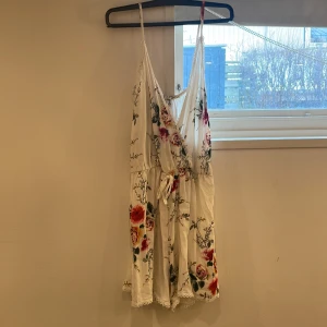 Byxdress - Somrig jumpsuit-aktigt plagg med jöttefint tryck💚justerbara band!