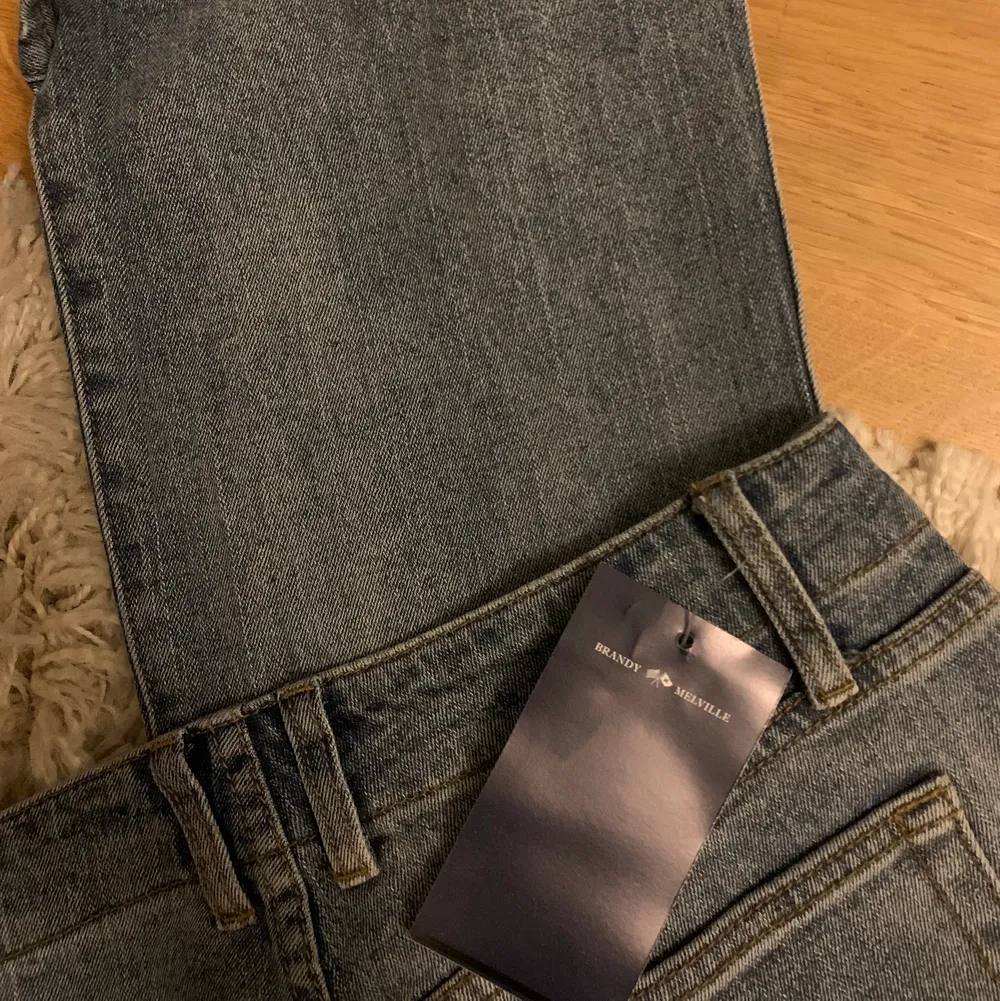 Helt nya lågmidjade jeans från brandy Melville med prislappen kvar. Onesize men passar xs-m beroende på önskad passform. 450kr. Jeans & Byxor.