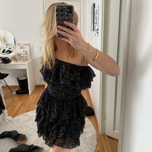 Volangklänning - Sjukt fin klänning som jag själv alltid burit one shoulder men som även går att bära som på sista bilden med! Också så fin med en stickad tröja över! Stl S 150kr