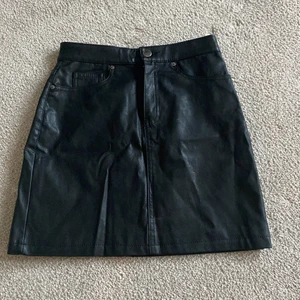 Skinnkjol  - Fake skinn kjol från hm i storlek 34. För liten för mig tyvärr men varit super fin.