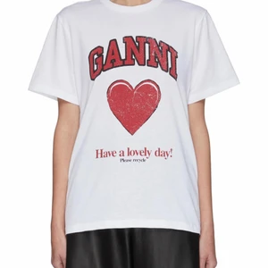 Ganni t-shirt  - Säljer min röda trendiga Ganni tröja nu eftersom jag aldrig använder den❤️