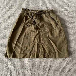 Militärgrön kjol - Kjol i militärgrönt