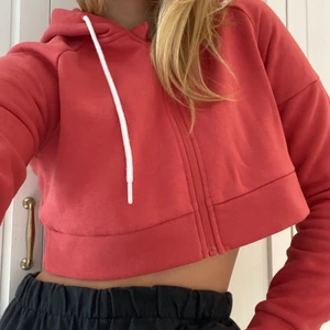 Träningshoodie cropped - Croppad hoodie med dragkedja från Gymshark. Perfekt att träna i. Gymshark logo på ryggen. 