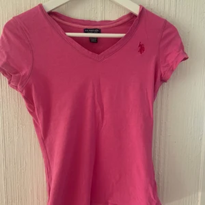 Rosa U.S POLO ASSN. tröja - Aldrig använd då den var för liten för mig, men jättefin! Storlek XS, 50kr. Kan skickas, köpare betalar frakten.