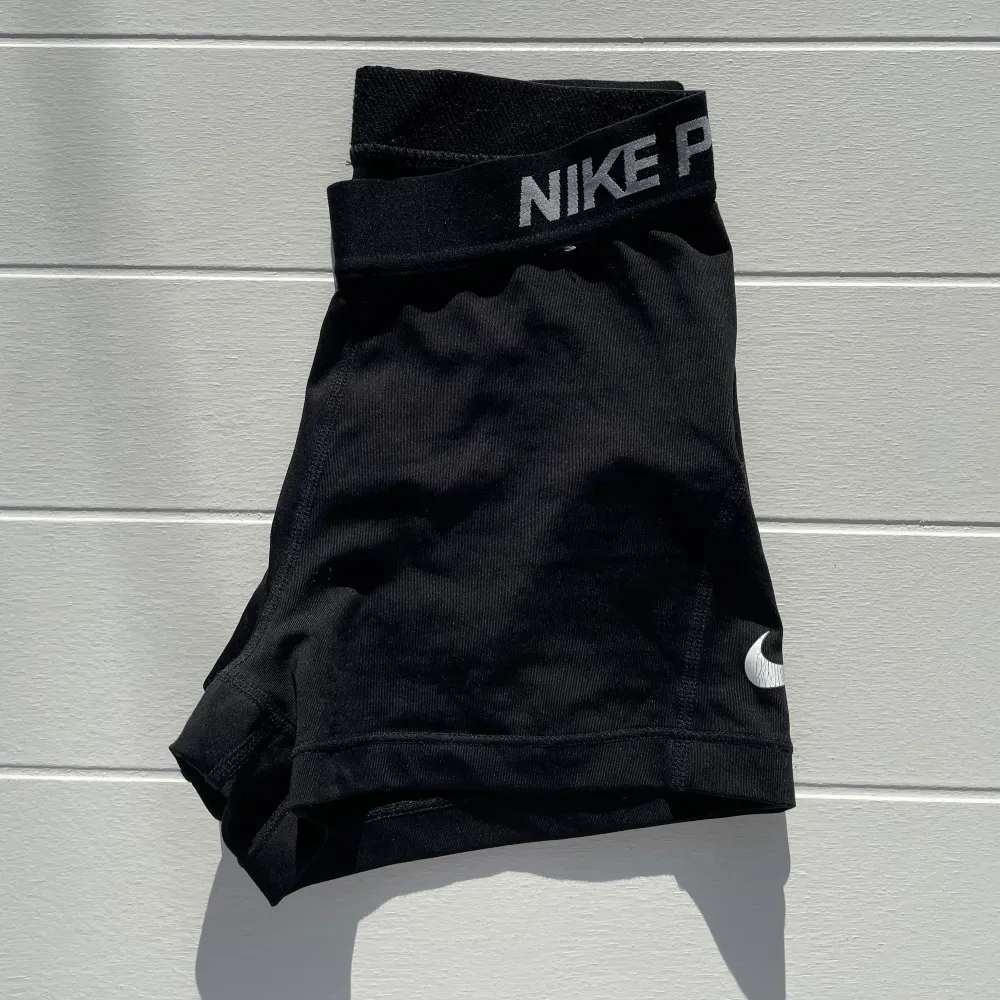 Svarta Nike shorts som passar perfekt till träning exempelvis. Shortsen är i storlek XS och är töjbara.🤍🤍. Shorts.