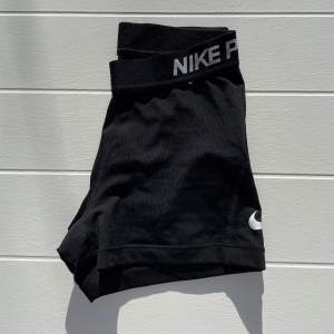 Svarta Nike shorts som passar perfekt till träning exempelvis. Shortsen är i storlek XS och är töjbara.🤍🤍