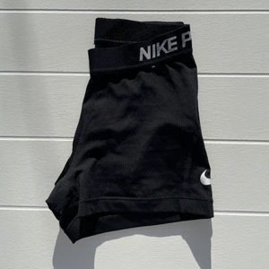 Nike pro shorts - Svarta Nike shorts som passar perfekt till träning exempelvis. Shortsen är i storlek XS och är töjbara.🤍🤍