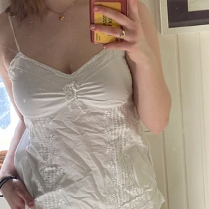 Vitt linne från esprit - Jättefint vitt linne i 100% bomull! Perfekt till sommaren och passar till allt möjligt. Har även en dragkjedja på sidan (bild 2) då den är lite ”hård” i materialet men den har otroligt bra kvalitet :)