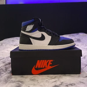 Jordan 1 high royal toe - Jag säljer mina jordans pga att jag inte använder de längre. Skick 8/10. Nypris 3800kr. Jag skickar skorna till de som vill köpa