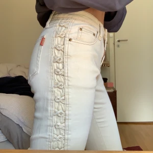 Jeans - Intressekoll på dessa skit coola jeans från 90-talet. Dem är väl använda men ingen skada. ❤️
