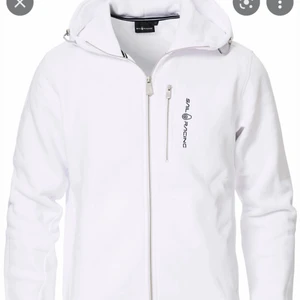 Sail racing zip hood  - Säljer min vita sail racing zip Hood. Storlek 170/xs/s. Den är för liten för mig. Fraktar för 66kr. Billigare vid snabb affär. Nypris: 1299kr. 