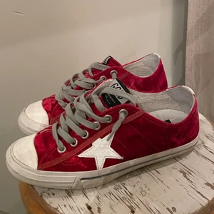 Golden goose - Super fina röda unika golden goose💕 säljer då de inte längre kommer till användning stl 40 men passar även mig som är en 39a💕