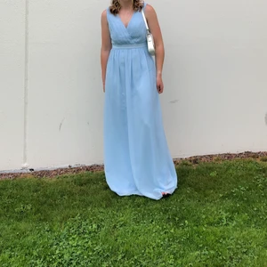 Ljusblå balklänning - Ljusblå balklänning med V-ringning både fram & bak från Chiara Forthi. Är i fint skick, endast använd en gång. Nypris: 900 kr. Storlek 40.✨