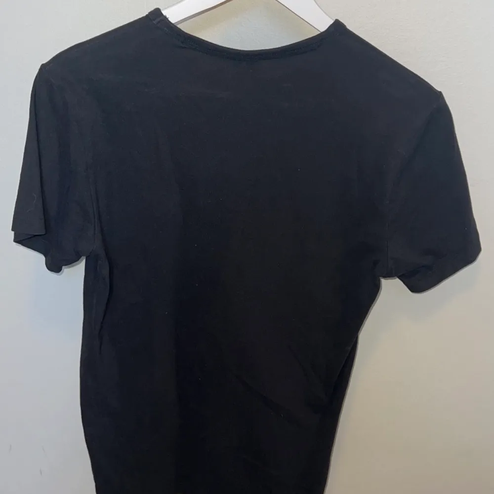 Snygg svart Calvin Klein t-shirt i storlek XS. Passar även till S (Äkta) supersnygg året om. Nypris ca300kr✨. T-shirts.