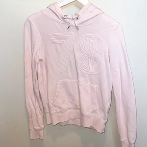 Hm hoddie i storlek xs - Ljusrosa hoddie med 78 på bröstet (snörena går att knyta upp). Jättefin och skön💕