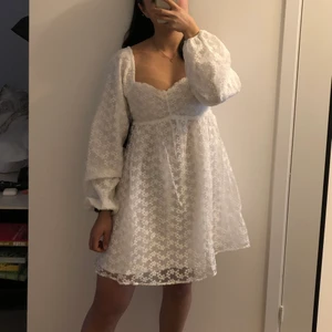 Vit klänning nakd - En superfin klänning med blommigt mönster från nakds samarbete med Sanna Jörnvik, perfekt till student, säljer en strl 34 då jag även beställde en 36a som passade mig bättre. Är många intresserade blir det budgivning💓 returnerar klänningen om ingen köper den✨