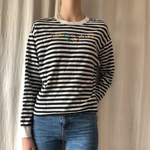Randig tröja  - Randig tröja från märket Levi’s köpt på Carlings. Skitsnygg med broderad text i olika färger. Är XS men lite oversized i modellen så det passar större storlekar också!