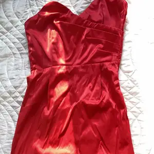 Säljer denna superfina satin klänningen då jag tyvärr inte har någon användning för den. Den är köpt från bik bok och är i storlek Xs. Denna klänning är som ny då jag inte har använt den.❤️