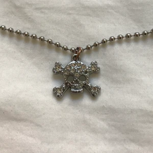 halsband  - halsband med döskalle i silver (inte äkta) 