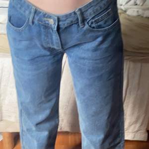 Lågmidjade jeans från shein. Säljer då de är för stora. Använda en gång så de är i toppskick. Köpta för 219kr. Dm om intresse, frågor eller fler bilder ❤️