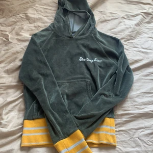 Grön hoddie  - Jag säljer denna fina tröjan som jag köpt secondhand men den är från vero Moda! Använd kanske 2 av mig och säljer den pågrund av att den inte är min stil riktigt💋 Jag skulle säga att den är ganska liten i storleken så mer som en S🌸 Vet inte frakten än men kollar upp den såklart om någon är intresserad 🍉