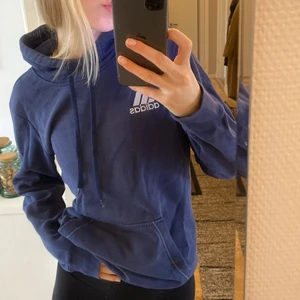 Vintage Adidas hoodie! - Vintage adidas hoodie i en urtvättad blå färg! Passar perfekt till gymmet eller liknande!💙 Köparen står för frakt!