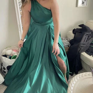 Balklänning  - Jättefin balklänning i en vacker grön färg. Aldrig använd, endast testad. Tror dock jag väljer en annan klänning därav säljer jag den. Den är köpt från Jj’s house och är i ett fint material som är tungt och lyxigt. Har själv tagit bort ”Bh-kuddarna” eller inläggen som var i klänningen, tyckte de syndes lite i solljuset så jag tog bort dem, inget syndes utan dem! Köpte den för 1400kr + frakt  400kr så betalade totalt 1800kr. Säljer den för 1000kr inkl frakt, hör gärna av dig för fler bilder💓💚