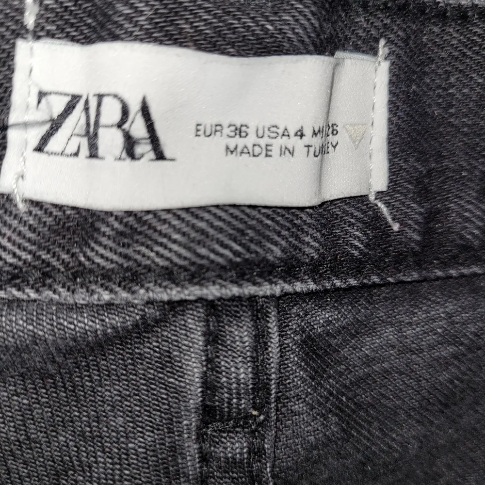 Ett par jeans ifrån Zara. Fint skick. En liten fläck under vänster knä men är övertygad om att den går bort. Spårbar frakt! 😊. Jeans & Byxor.