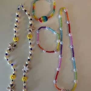 Superfina halsband & armband  - Super härliga smycken som är perfekta nu till sommaren! Halsband: 60kr Armband: 30kr 🙌🏽💓