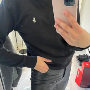 Ralph lauren sweatshirt  - Snygg sweatshirt från Ralph lauren inga fläckar utan de e spegeln som e smutsig 